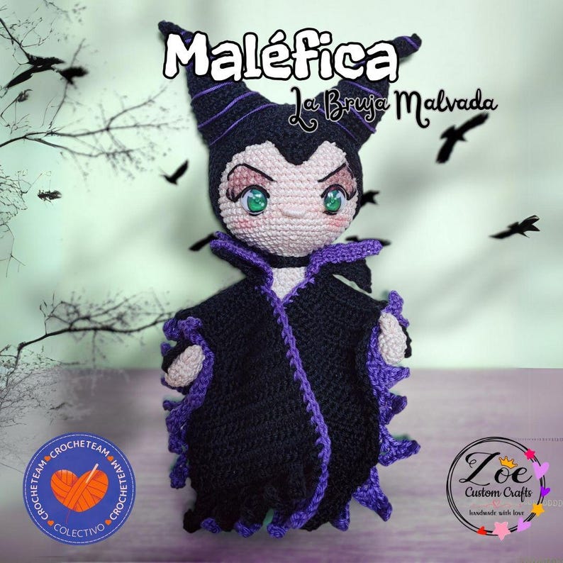 K&ouml;nnte beinhalten: Geh&auml;kelte Maleficent-Puppe mit schwarzem und lila Umhang, H&ouml;rnern und einem strengen Gesichtsausdruck. Die Puppe hat gr&uuml;ne Augen und ist vor einem verschwommenen Hintergrund mit dem Text "Mal&eacute;fica La Bruja Malvada" platziert.