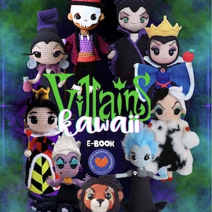 K&ouml;nnte beinhalten: Eine Sammlung geh&auml;kelter Puppen, die verschiedene Disney-B&ouml;sewichte darstellen. Die Puppen sind im Kawaii-Stil gehalten, mit gro&szlig;en Augen und vereinfachten Merkmalen. Das Bild zeigt Charaktere wie Maleficent, die b&ouml;se K&ouml;nigin und Scar. Der Titel "Villains kawaii E-BOOK" ist sichtbar.