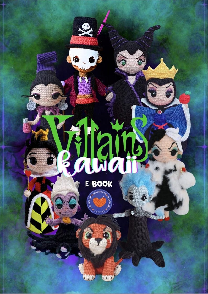 K&ouml;nnte beinhalten: Eine Sammlung geh&auml;kelter Puppen, die verschiedene Disney-B&ouml;sewichte darstellen. Die Puppen sind im Kawaii-Stil gehalten, mit gro&szlig;en Augen und vereinfachten Merkmalen. Das Bild zeigt Charaktere wie Maleficent, die b&ouml;se K&ouml;nigin und Scar. Der Titel "Villains kawaii E-BOOK" ist sichtbar.