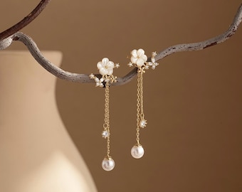 Mother of Pearl Flower Earrings, 18K Gold Dangle Bridal Earrings, Bridesmaid Earrings Gift