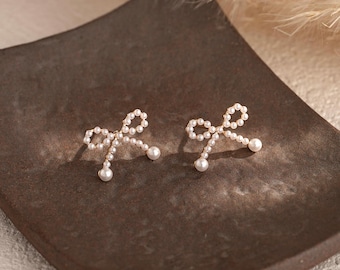 Pendientes de perlas con lazo dorado: delicados pendientes chapados en oro de 14 quilates