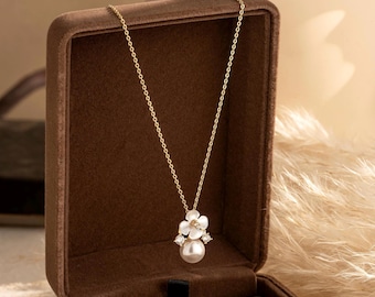 Dainty Mother of  Pearl Flower White Shell necklace, Bridesmaid Bridal Necklace Gift