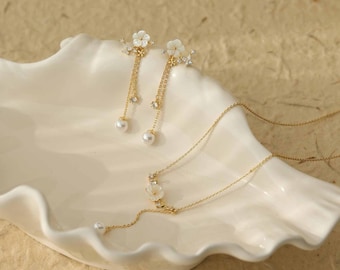 Conjunto de joias delicadas com pérolas de água doce em formato de flor, ideal para casamentos e noivas, presente para madrinhas e aniversários.