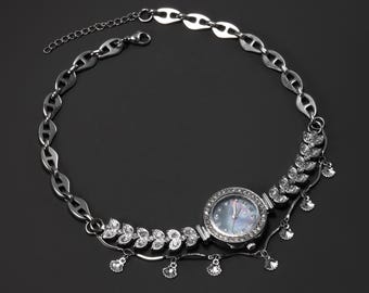 Handgjort armbandsur med choker, klocka med liten urtavla, armbandsur med silverfärgad snäckskal, eleganta retrosmycken