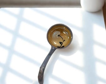 手作りの陶器製スープお玉、手描きの花柄陶器スプーン、琥珀色のストーンウェア製サービングお玉、素朴な調味料用スプーン、アジア風スープスプーン