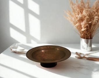 Antieke koperen kom • Ambachtelijke gehamerde koperen bekken • Rustiek middelpunt van een boerderij met verouderd patina