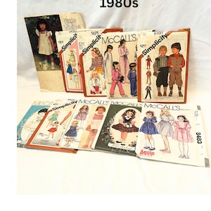 Puede incluir: Una colección de patrones de costura vintage para ropa de niños de la década de 1980. Los patrones presentan ilustraciones de vestidos, conjuntos y otras prendas. Las marcas incluyen Simplicity, McCall's y Little Vogue.