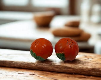 Salero y pimentero vintage de Maruhon Ware con forma de tomate • Decoración de cocina de cerámica japonesa • Juego de salero y pimentero con forma de tomate rojo de la década de 1950 • Objeto de colección de mediados de siglo