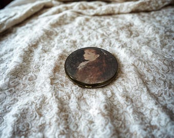 Espejo compacto vintage tono dorado con retrato estilo Renoir / Caja para joyas con bisagra / Objeto de colección de 7,6 cm