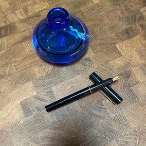 Vintage Black Lacquer Fountain Pen & Cobalt Blue Glass Inkwell – Gold Accents, 1970s–80s Style image 6