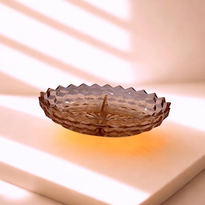 Puede incluir: Un juego de tres tazas de cerámica con un acabado mate moteado. Las tazas son de color crema, gris claro y gris oscuro. Cada taza tiene un diseño simple y minimalista.