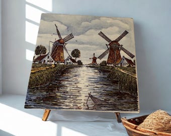 Piastrella in ceramica policroma di Delft vintage, dipinta a mano con paesaggio olandese raffigurante un mulino a vento, decorazione murale di Delft blu olandese, anni '60-'70.