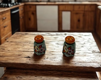 Salero y pimentero japoneses vintage de loza brillante • Porcelana de los años 20-30 • Diseño floral pintado a mano • Esmalte brillante azul claro/verde • Noritake