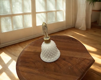 Vintage Avon mjölkglas parfymflaska med hobnail och klocka • vit glaskaraff från 1970-talet • guldfärgat handtag • 13 cm samlarobjekt