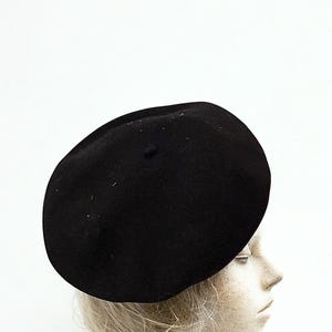 Vintage Beret Basque De Luxe Wool Beret – 1960s/70s RN 58584 Hat with Gold Crest