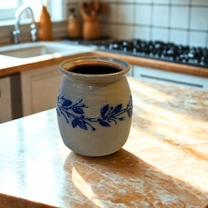 Salmon Falls Stoneware 1-Pint Crock | Salt Glaze, Blueberry Vine (2001 Dover NH)