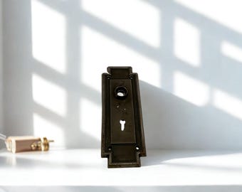 Antieke art-deco achterplaat deur • Messing/brons rozet met sleutelgat • Geometrisch trapontwerp