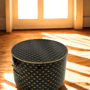 Scatola porta cappelli vintage nera e oro con giglio araldico – anni '50, in cartone, con manico in corda