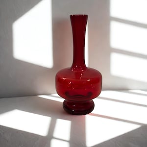 Mid‑Century Ruby Red Art Glass Vase – UFO Bulbous Body & Tall Neck, Blenko Style MCM Decor