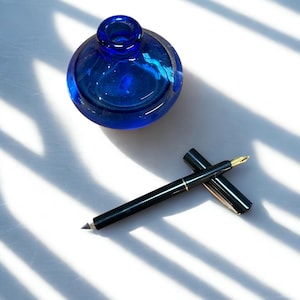 Vintage Black Lacquer Fountain Pen & Cobalt Blue Glass Inkwell – Gold Accents, 1970s–80s Style image 1