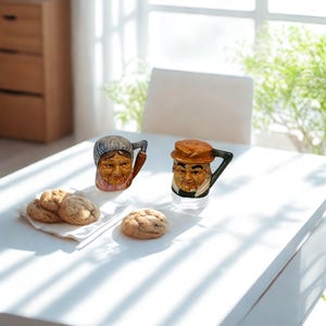 Può includere: Un set di tre tazze in ceramica con finitura opaca e macchiettata. Le tazze sono nei toni del crema, grigio chiaro e grigio scuro. Ogni tazza ha un design semplice e minimalista e un manico arrotondato.