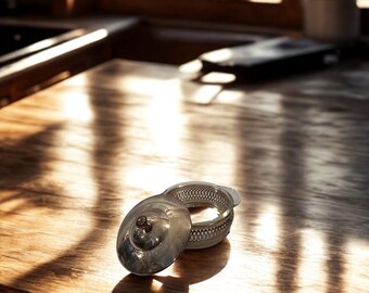 Vintage verzilverde snoepschaal • Fire-King-glazen inzetstuk • Roosterhouder op voet met deksel