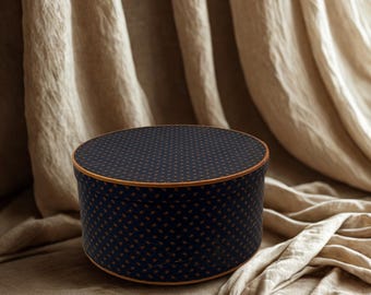 Caja para sombreros estilo vintage de New Country Gear – Caja de almacenamiento decorativa de los años 80 con tapa y ribete de tela.