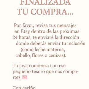 May include: A cream-colored graphic with text in a soft brown hue. The text reads "UNA VEZ FINALIZADA TU COMPRA..." followed by instructions about Etsy messages and sending inclusions like breast milk, hair, flowers, or ashes. The message ends with "Tiny Treasures."