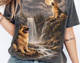German Shepherd Howling to The Moon Vintage Style T-Shirt Funny Meme Dog Lover