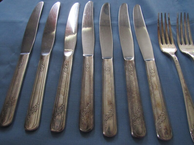 Queen Bess 11 Silver Tudor Plate 1946 By Oneida Includes 7 knives 8 Forks
