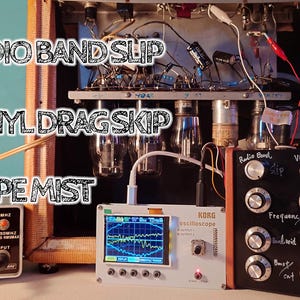 Puede incluir: Un dispositivo electrónico complejo con un osciloscopio Korg, perillas y una pantalla que muestra formas de onda. El texto incluye "Radio Band Slip", "Vinyl Drag Skip" y "Tape Mist". También se ven iconos de radio y casete.