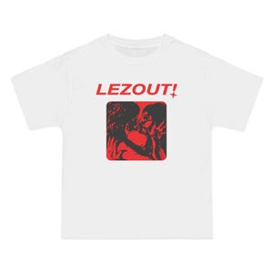 LEES UIT! lesbisch t-shirt | dijktop | overhemd met saffier | kusmeisje | wlw kunst | zoenen vrouwen | Boxy T-shirt | butch femme Boxy / White