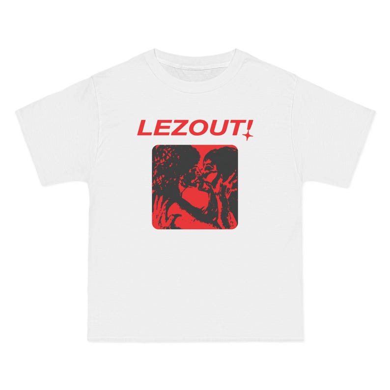 LEES UIT! lesbisch t-shirt | dijktop | overhemd met saffier | kusmeisje | wlw kunst | zoenen vrouwen | Boxy T-shirt | butch femme Boxy / White