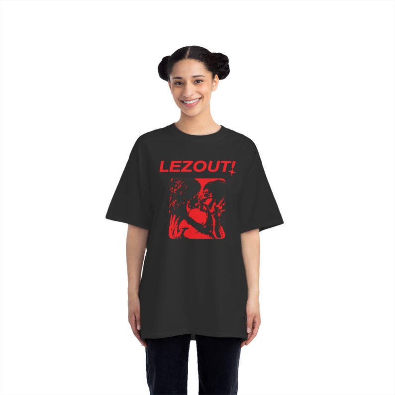 LEES UIT! lesbisch t-shirt | dijktop | overhemd met saffier | kusmeisje | wlw kunst | zoenen vrouwen | Boxy T-shirt | butch femme afbeelding 2