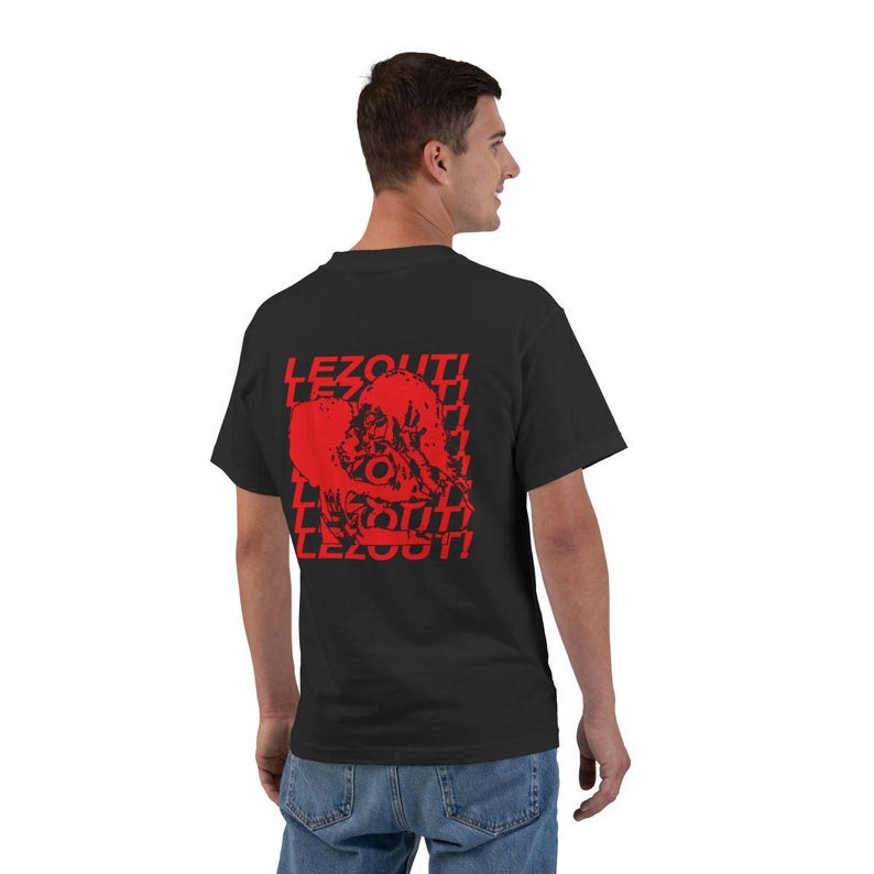 LEES UIT! lesbisch t-shirt | dijktop | overhemd met saffier | kusmeisje | wlw kunst | zoenen vrouwen | Boxy T-shirt | butch femme afbeelding 3