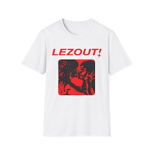 LEES UIT! lesbisch t-shirt | dijktop | overhemd met saffier | kusmeisje | wlw kunst | zoenen vrouwen | Boxy T-shirt | butch femme Standard Tee / White