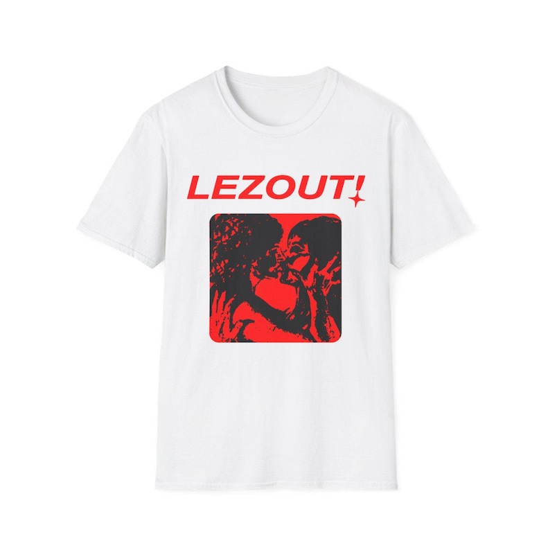 LEES UIT! lesbisch t-shirt | dijktop | overhemd met saffier | kusmeisje | wlw kunst | zoenen vrouwen | Boxy T-shirt | butch femme Standard Tee / White