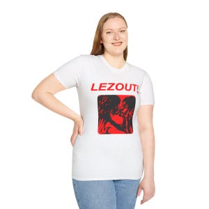LEES UIT! lesbisch t-shirt | dijktop | overhemd met saffier | kusmeisje | wlw kunst | zoenen vrouwen | Boxy T-shirt | butch femme afbeelding 6