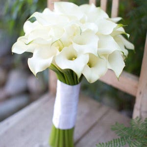 Elegant White Calla Lily Bridal Bouquet – Minimalist Wedding Flowers for Modern Brides