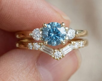 Round Cut Teal Montana Sapphire and Three Stone Diamond Engagement Ring 18k Gold Chevron Band Ring Art Deco Curved Bridal Ring Set for Her