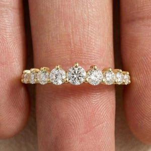Anillo de bodas de oro macizo con 9 piedras y diamantes de laboratorio de corte redondo degradado, delicado anillo apilable, joyería nupcial hecha a mano, regalo minimalista de aniversario para ella.