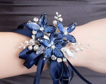 Sylvie Armband Corsage in Antike Blau & Silber mit Weissen Swarovski Kristallperlen - Moderne Blumen Corsage - Luxe Hochzeit und Abschlussball Zubehör