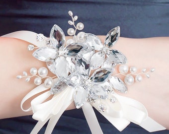 Sylvie Armband Corsage in Silber mit Weissen Swarovski Kristall Perlen - Moderne Blumen Corsage -Luxe Hochzeit und Abschlussball Zubehör