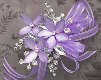Corsage de poignet de Sylvie en violet lavande lustre avec cristaux argentés - Corsage de fleurs moderne - Accessoires de mariage et de bal de luxe