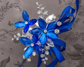 Sylvie Handgelenk-Corsage in Königsblau und Silber – moderne Blumen-Corsage – luxuriöse Hochzeits- und Abschlussball-Accessoires