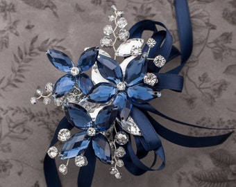 Sylvie Polscorsage in antiek blauw en zilver - Moderne bloemcorsage - Luxe bruiloft- en galaaccessoires