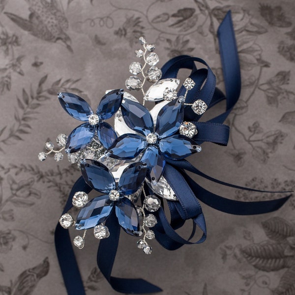 Sylvie Armband in Antik Blau und Silber - Moderne Blumen Corsage -Luxe Hochzeit und Abschlussball Zubehör