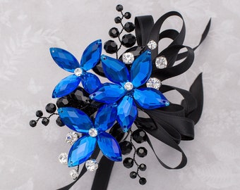 Corsage da polso Sylvie in blu reale e nero jet - Corsage floreale moderno - Accessori per matrimoni e balli di lusso