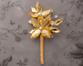 Mason Boutonniere in Gold