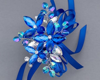 Cordelia Handgelenk-Corsage in Königsblau und sanftem Schillern mit schillernden königsblauen Akzenten – moderne Blumen-Corsage, perfekt für den Abschlussball